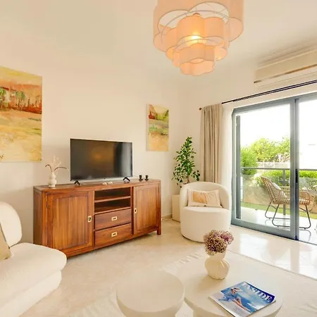 Oasis With Pool & Balconies Near Town & Lejlighed